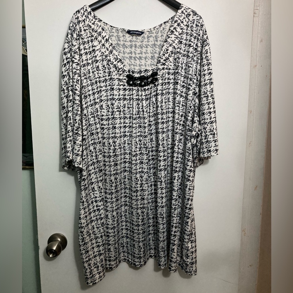 Women's Black and White Top
